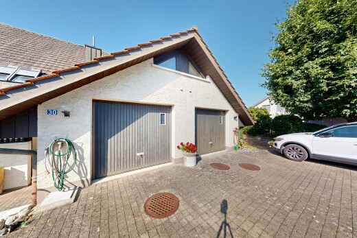 außenansicht mit property visible, ziegeldach, garage, stuckverkleidung, und day time