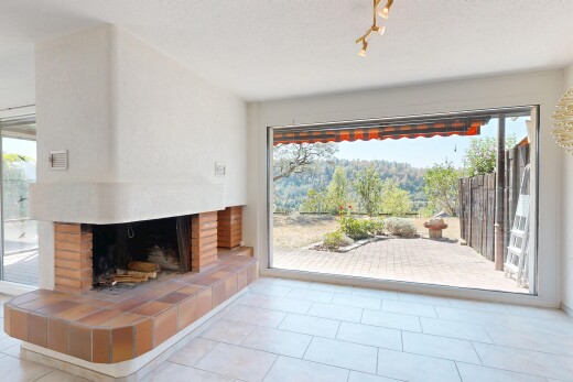 wohnzimmer mit deckenbeleuchtung, inside property, kamin, light floor, und tile floor