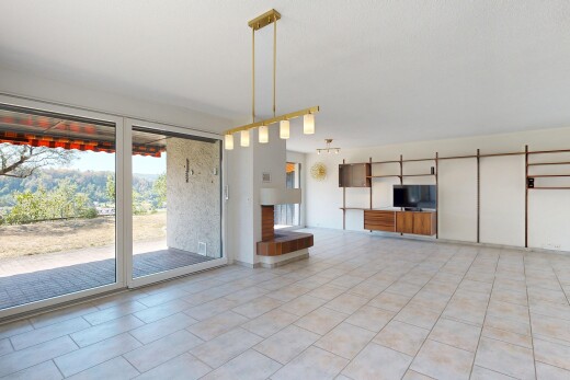leerer raum mit inside property, drywall, gipskartonwand, fernseher, und light floor