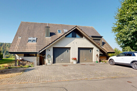 außenansicht mit ziegeldach, auffahrt, property visible, day time, und garage angeschlossen