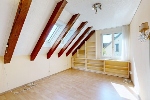 leerer raum mit eingebaute regale, zusätzliches zimmer, wood finish floor, holzfußboden, und natürliches licht