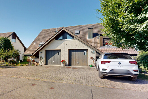 außenansicht mit property visible, auffahrt, ziegeldach, day time, und stuckverkleidung