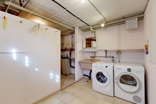 wäschekammer mit light floor, inside property, wäscherei, tumbler, und tile floor