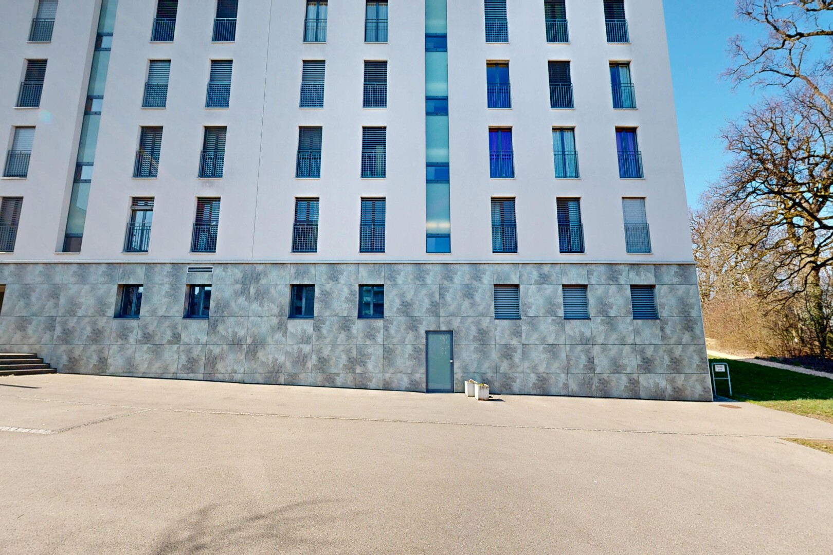 außenansicht mit blick auf wohnanlage, apartment complex view, und day time