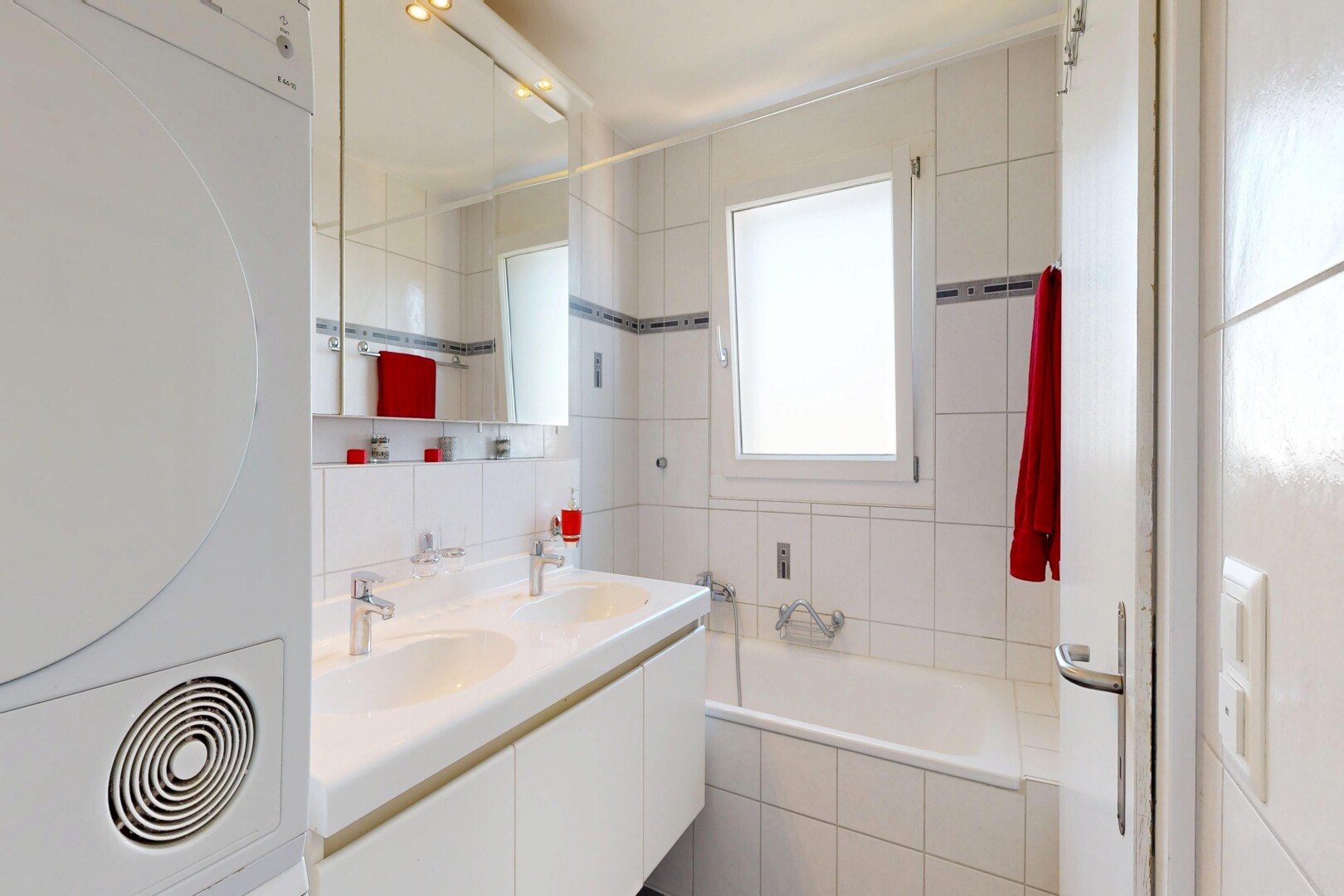bad mit doppelwaschtisch, komplettes badezimmer, bad, inside property, und fliesenwand