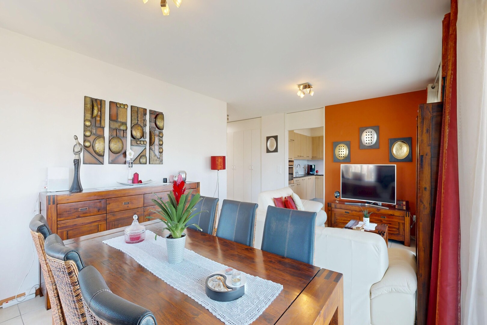 wohn- / esszimmer mit gipskartonwand, drywall, fernseher, und inside property