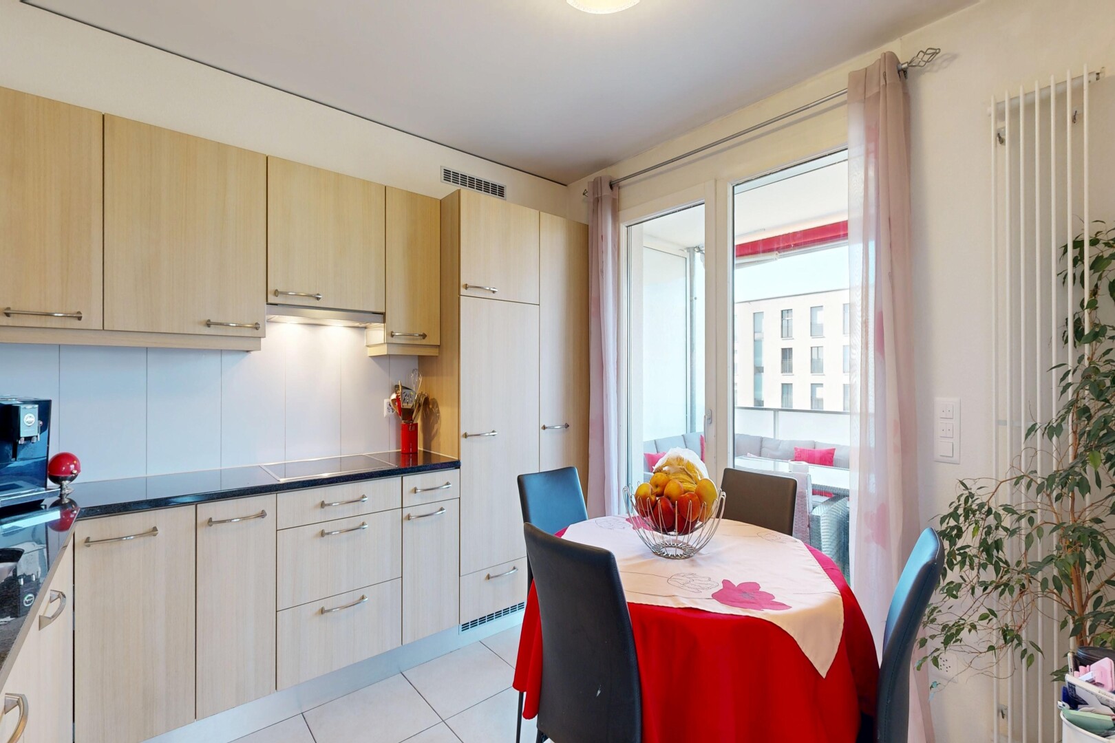 küche mit arbeitsplatten, dark countertops, light floor, hellbraune schränke, und light brown cabinets