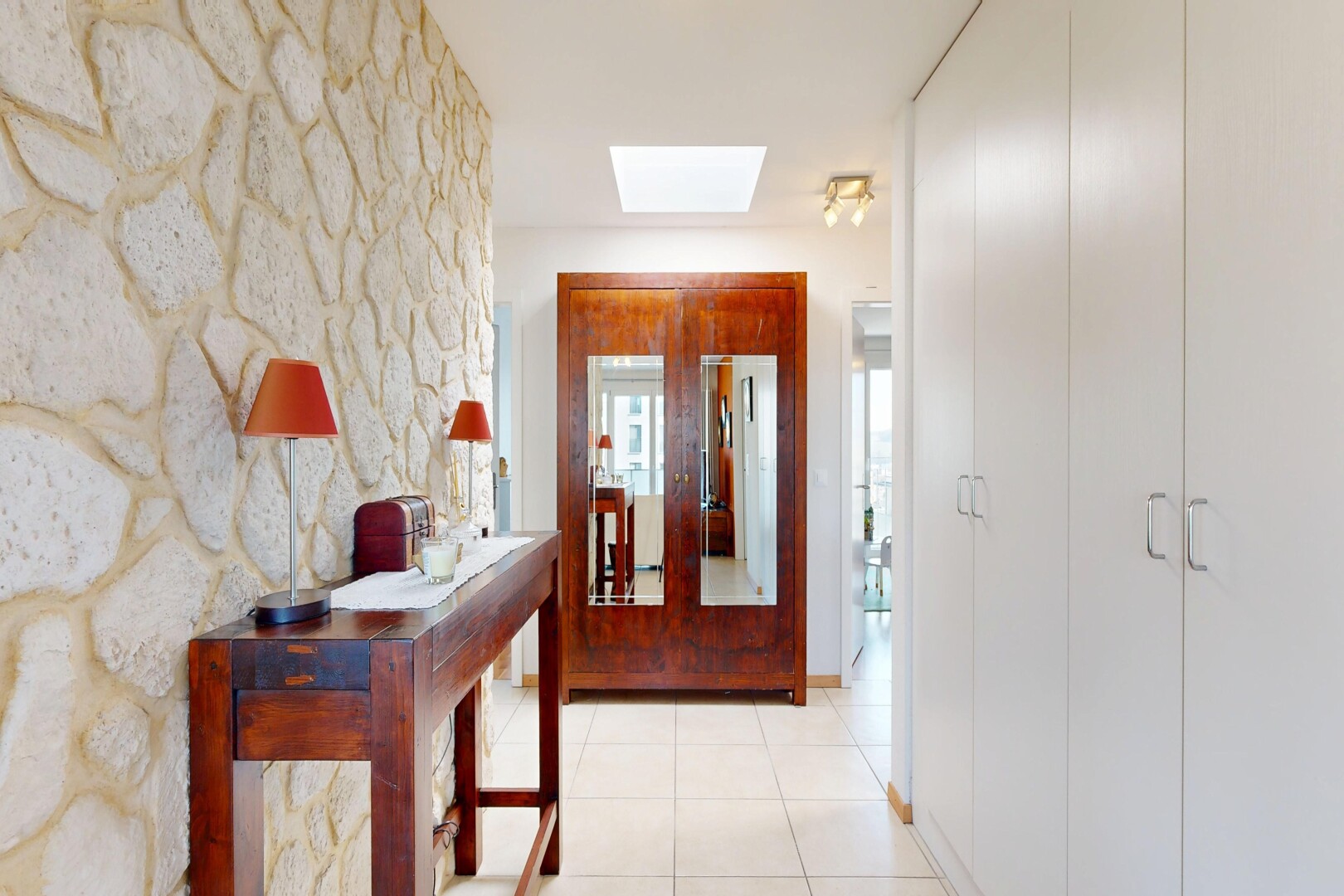 halle / korridor mit dachfenster, fliesenboden, tile floor, inside property, und natürliches licht