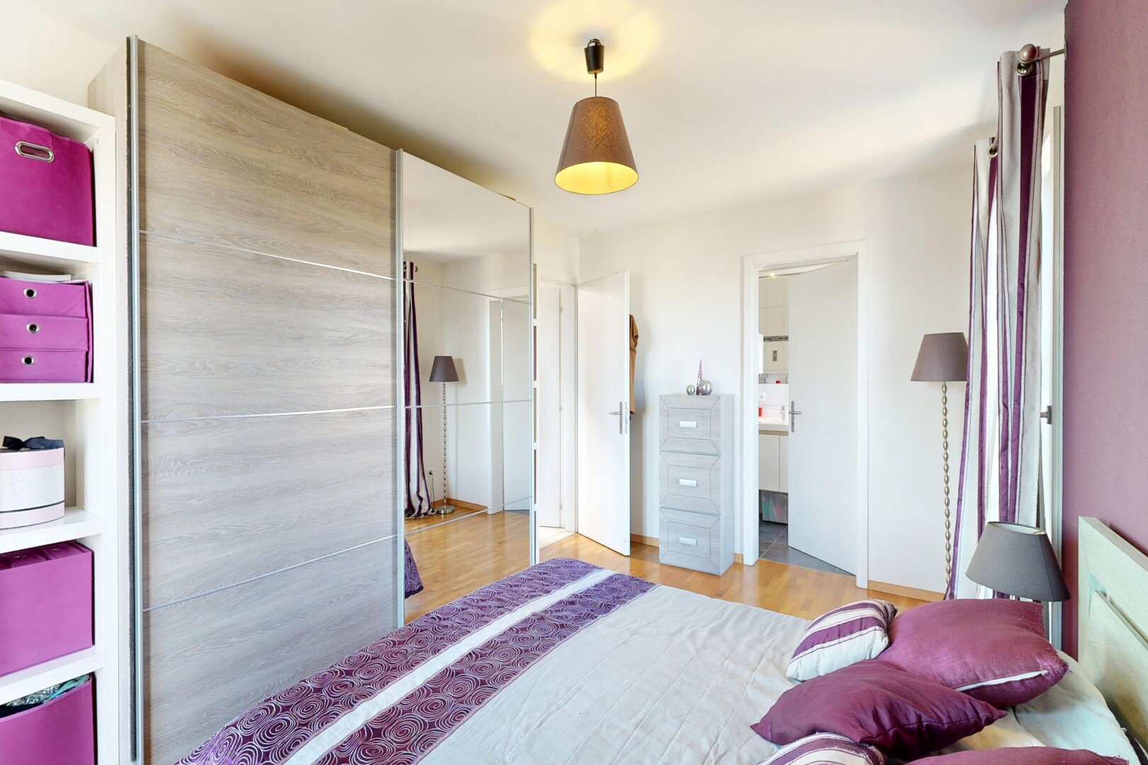 zimmer / schlafzimmer mit inside property, wood finish floor, holzfußboden, light floor, und bad angrenzend schalfzimmer