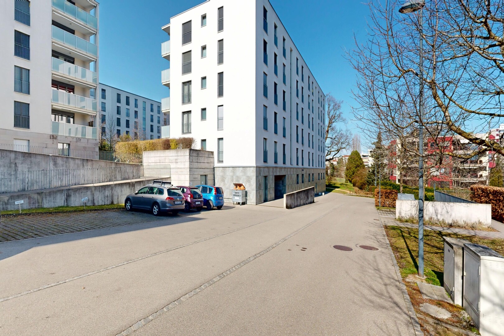 außenansicht mit day time, blick auf wohnanlage, und apartment complex view