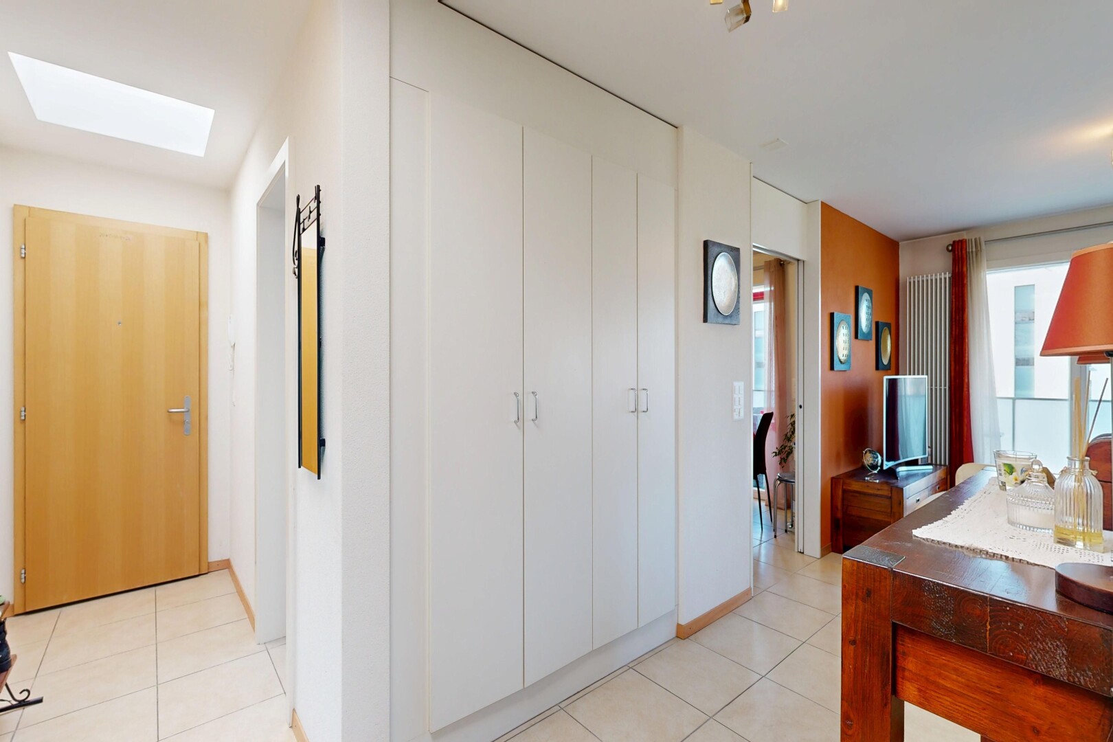 halle / korridor mit inside property, fernseher, light floor, drywall, und gipskartonwand