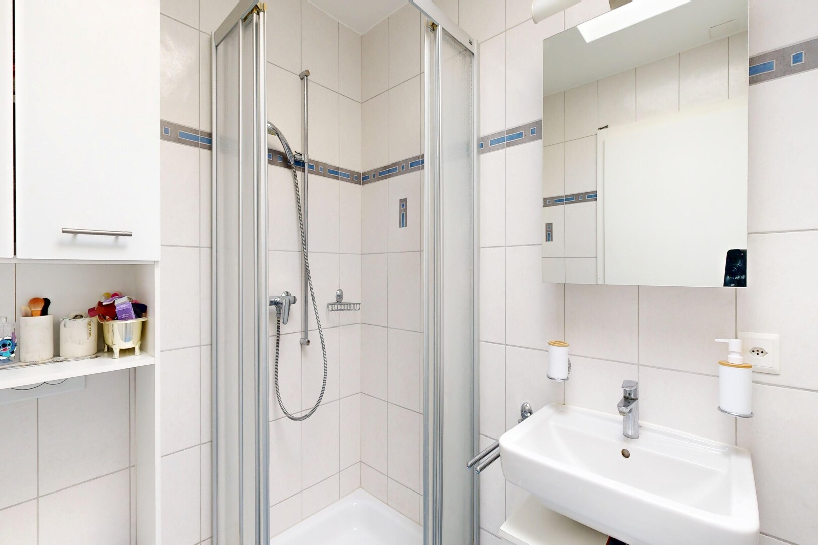 bad mit dusche, komplettes badezimmer, spiegel, inside property, und waschbecken