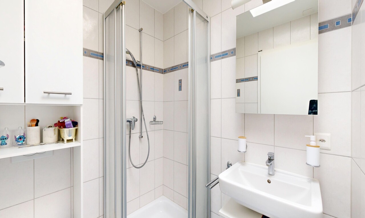 bad mit dusche, komplettes badezimmer, spiegel, inside property, und waschbecken