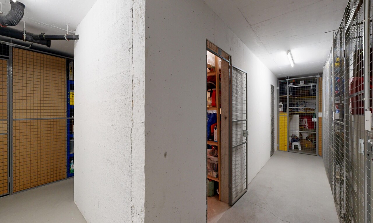 halle / korridor mit concrete floor, betonboden, light floor, und inside community
