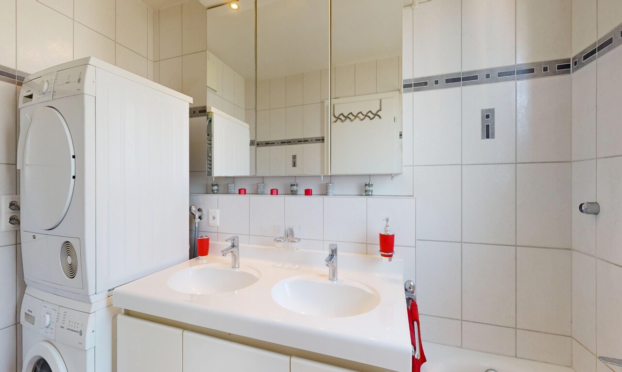bad mit doppelwaschtisch, komplettes badezimmer, fliesenwand, tile wall, und waschbecken