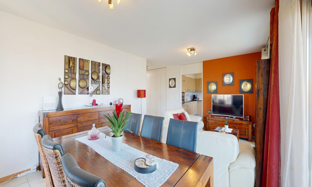 wohn- / esszimmer mit gipskartonwand, drywall, fernseher, und inside property
