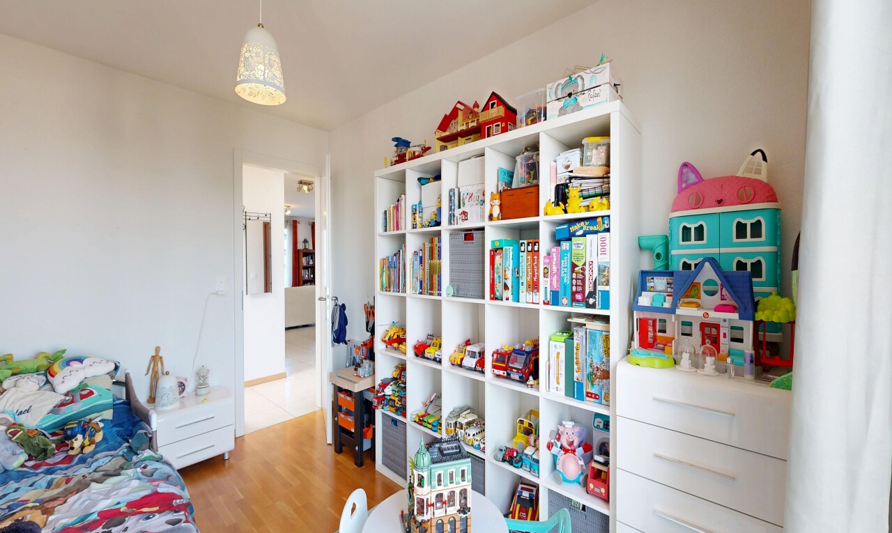 zimmer / schlafzimmer mit inside property, holzfußboden, wood finish floor, gipskartonwand, und drywall