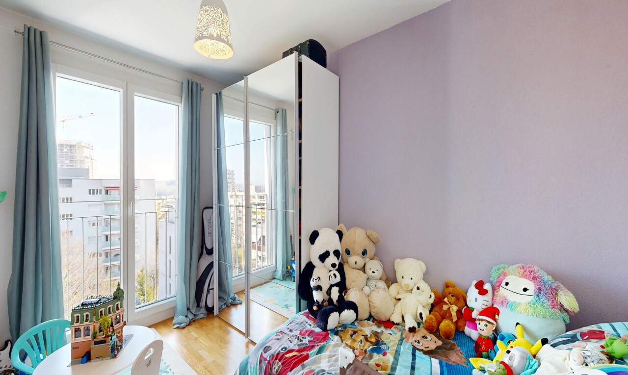 zimmer / schlafzimmer mit inside property, gipskartonwand, drywall, holzfußboden, und wood finish floor