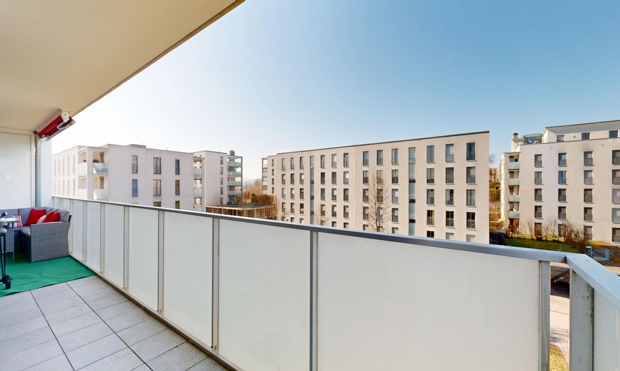 balkon mit from property, balkon, day time, und apartment complex view