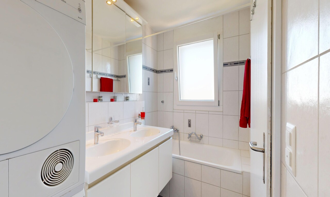 bad mit doppelwaschtisch, komplettes badezimmer, bad, inside property, und fliesenwand