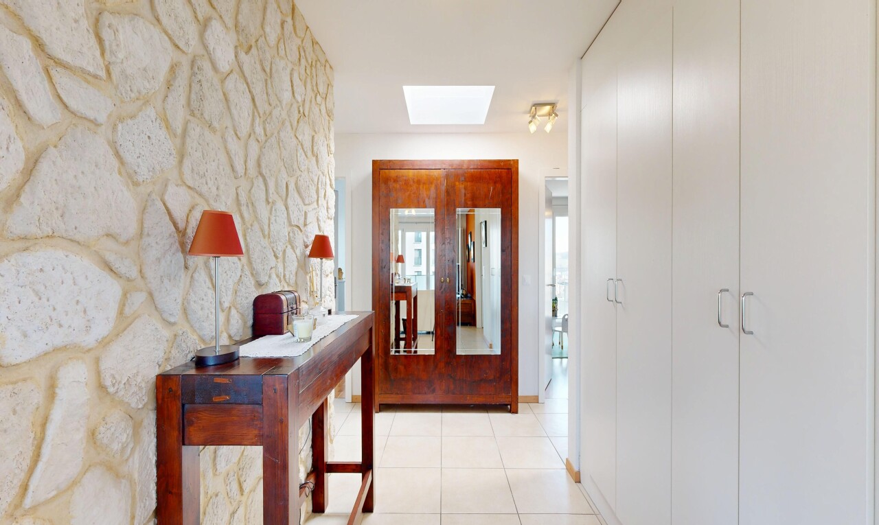 halle / korridor mit dachfenster, fliesenboden, tile floor, inside property, und natürliches licht