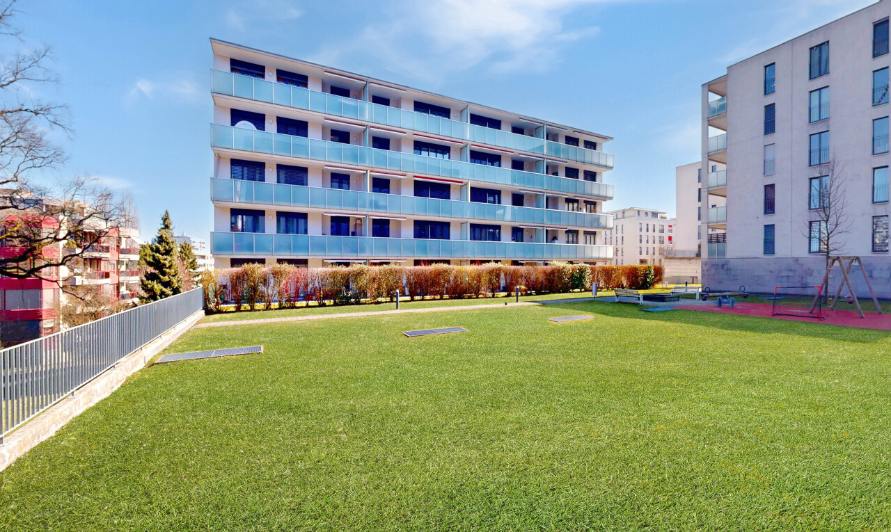 außenansicht mit day time, from community, blick auf wohnanlage, apartment complex view, und zaun