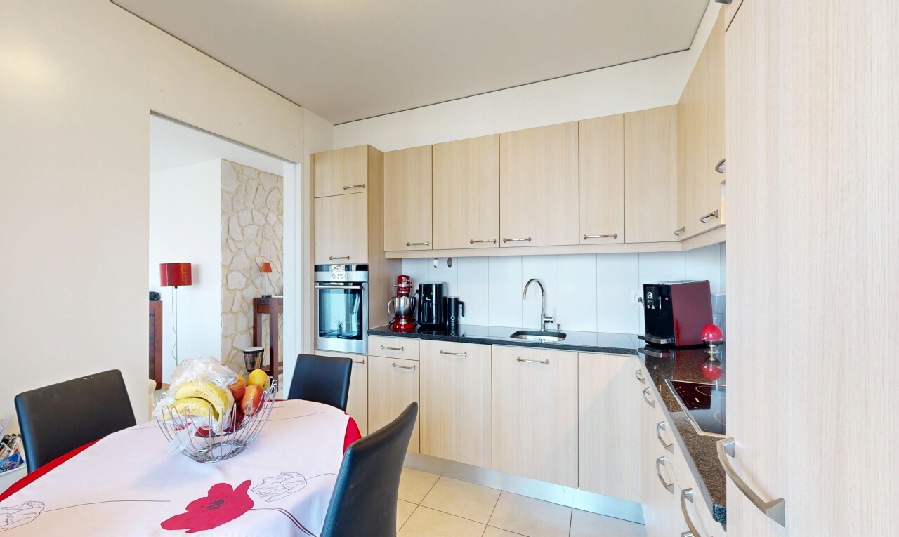 küche mit dark countertops, inside property, ofen, light floor, und waschbecken