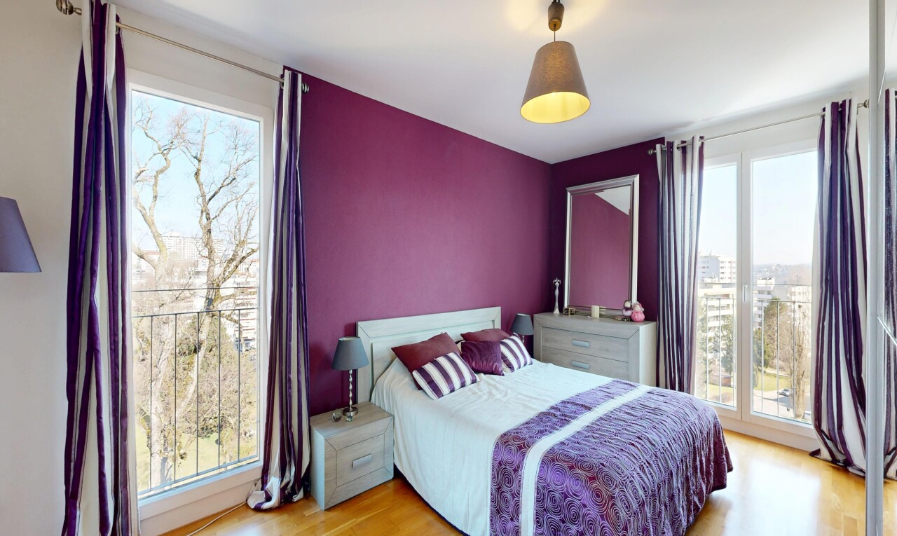 zimmer / schlafzimmer mit inside property, holzfußboden, wood finish floor, gipskartonwand, und drywall