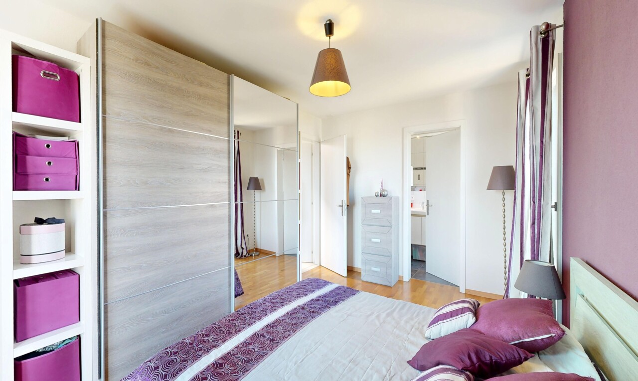 zimmer / schlafzimmer mit inside property, wood finish floor, holzfußboden, light floor, und bad angrenzend schalfzimmer