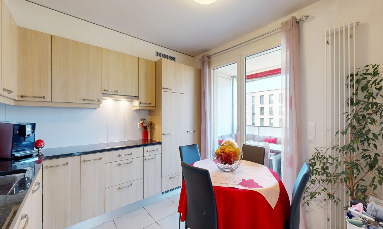 küche mit arbeitsplatten, dark countertops, light floor, hellbraune schränke, und light brown cabinets