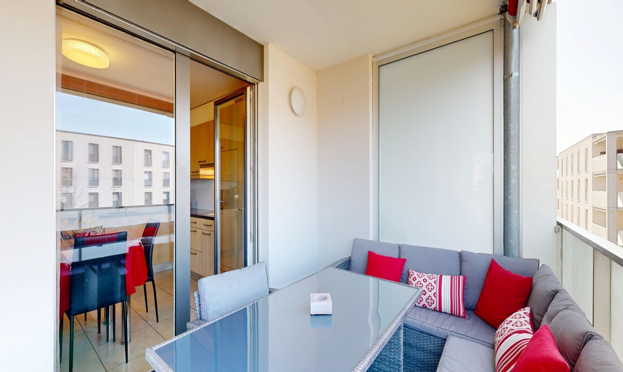 wohn- / esszimmer mit gipskartonwand, drywall, fliesenboden, tile floor, und light floor