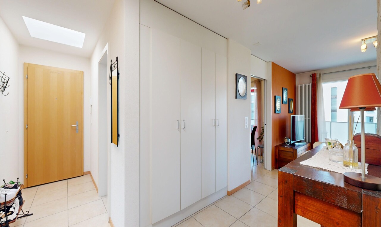 halle / korridor mit inside property, fernseher, light floor, drywall, und gipskartonwand