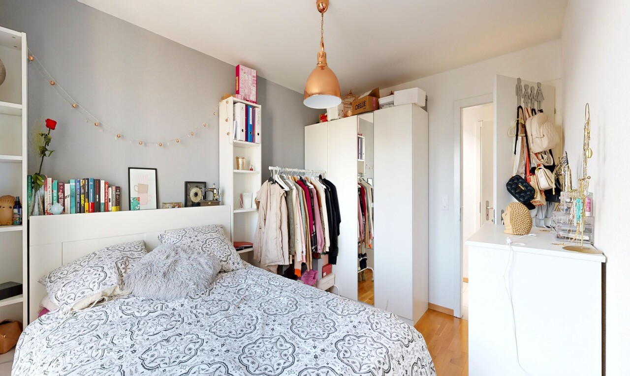 zimmer / schlafzimmer mit inside property, gipskartonwand, drywall, holzfußboden, und wood finish floor