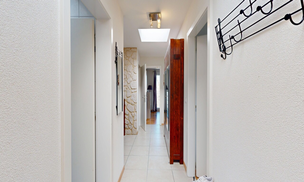 halle / korridor mit light floor, inside property, strukturierte wand, textured wall, und fliesenboden