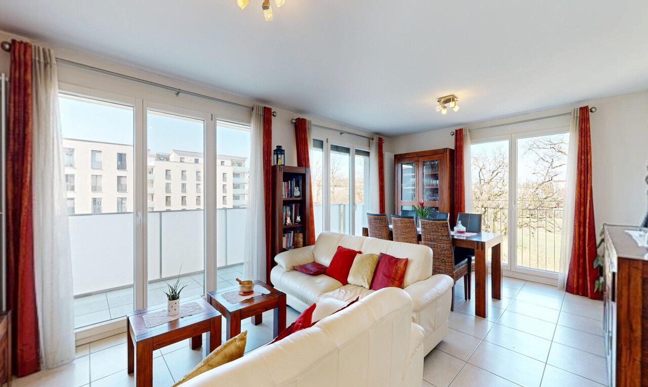 wohn- / esszimmer mit inside property, tile floor, fliesenboden, day time, und natural light