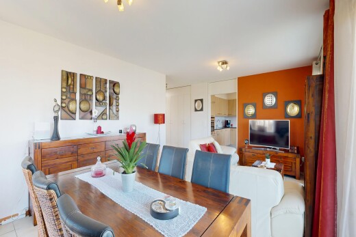 salon / salle à manger avec cloison sèche, drywall, télévision, et inside property