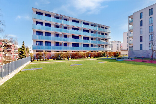 extérieur du bâtiment avec day time, from community, vue sur le complexe d'appartements, apartment complex view, et clôture