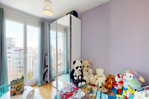 chambre avec inside property, cloison sèche, drywall, sol en finition bois, et wood finish floor