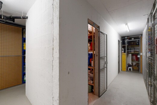 couloir avec concrete floor, sol en béton, light floor, et inside community