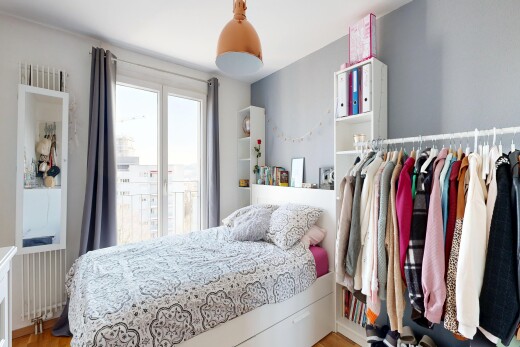 chambre avec inside property, lumière naturelle, natural light, sol en finition bois, et wood finish floor