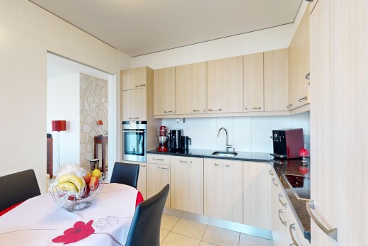 cuisine avec dark countertops, inside property, four, light floor, et évier
