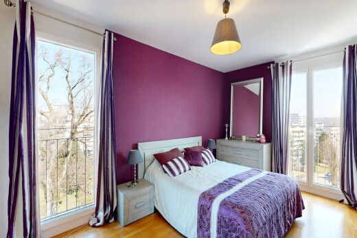 chambre avec inside property, sol en finition bois, wood finish floor, cloison sèche, et drywall