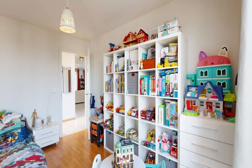 chambre avec inside property, sol en finition bois, wood finish floor, cloison sèche, et drywall