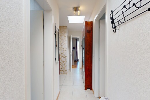 couloir avec light floor, inside property, mur texturé, textured wall, et sol en carrelage