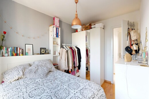 chambre avec inside property, cloison sèche, drywall, sol en finition bois, et wood finish floor