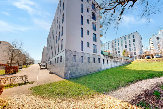 extérieur du bâtiment avec vue sur le complexe d'appartements, apartment complex view, day time, et from community