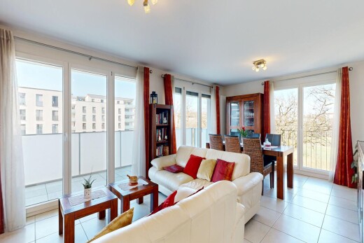 salon / salle à manger avec inside property, tile floor, sol en carrelage, day time, et natural light