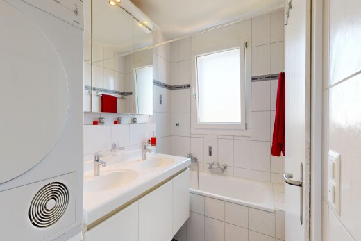 salle de bains avec double vasque, salle de bain complète, bain, inside property, et mur en carrelage