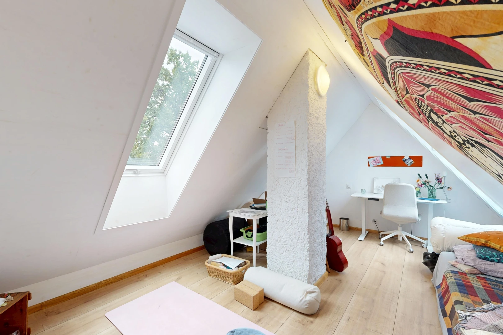 chambre avec wood finish floor, sol en finition bois, vaulted ceiling, plafond voûté, et low ceiling