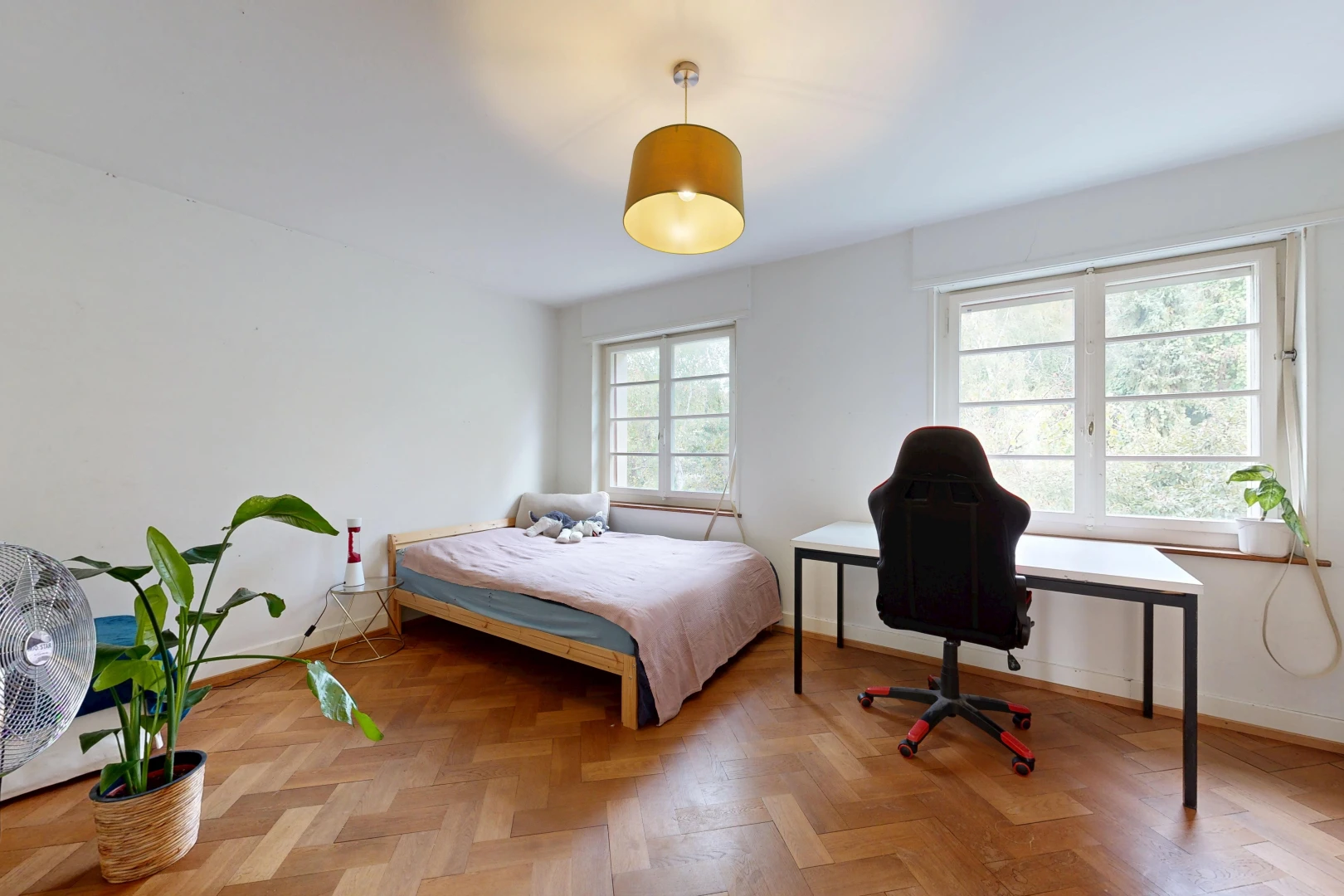 chambre avec éclairage suspendu, drywall, cloison sèche, lumière naturelle, et wood finish floor